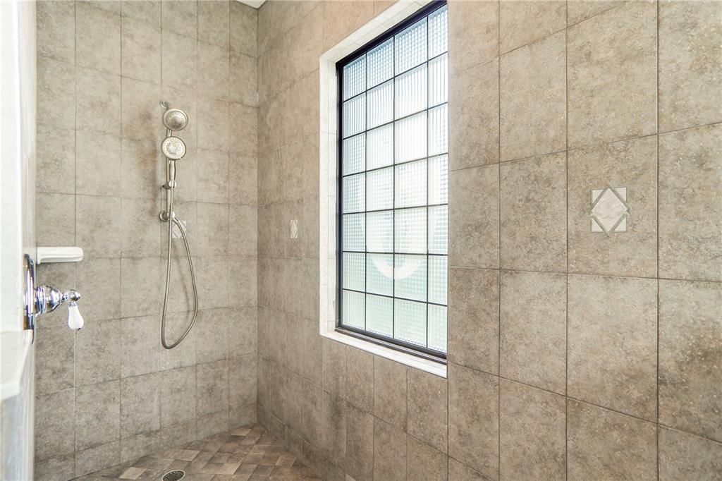 En Venta: $895,000 (3 camas, 2 baños, 2982 Pies cuadrados)