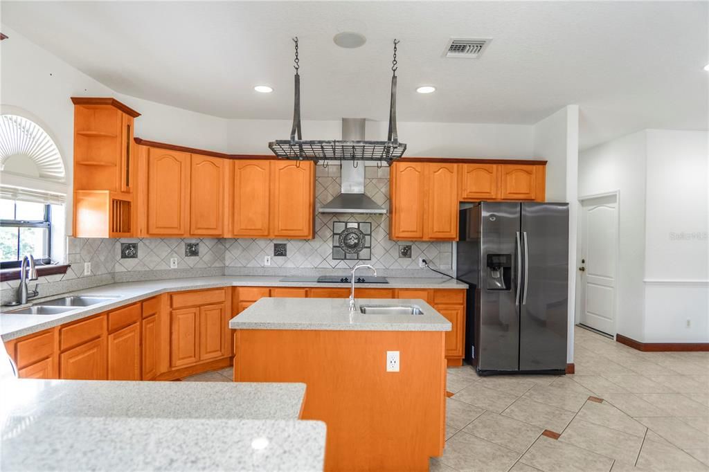 En Venta: $895,000 (3 camas, 2 baños, 2982 Pies cuadrados)