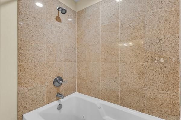 Activo con contrato: $295,900 (2 camas, 2 baños, 1165 Pies cuadrados)