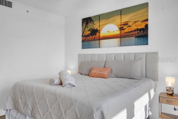 Activo con contrato: $295,900 (2 camas, 2 baños, 1165 Pies cuadrados)