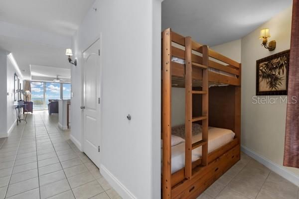 Activo con contrato: $295,900 (2 camas, 2 baños, 1165 Pies cuadrados)