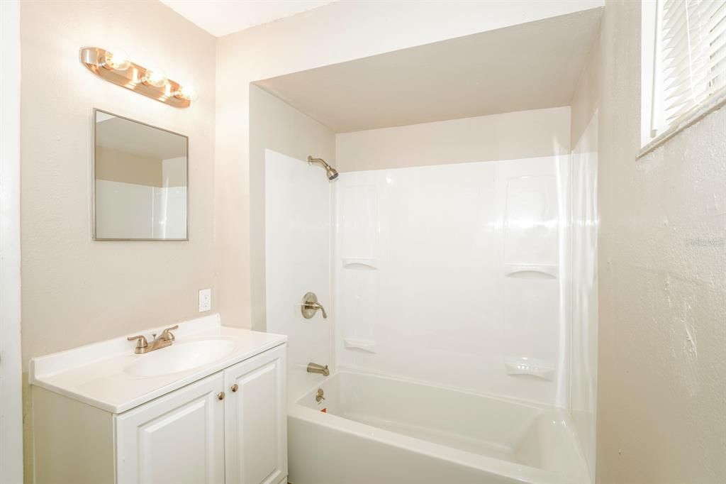 Active With Contract: $249,999 (3 beds, 2 baths, 1086 Square Feet)