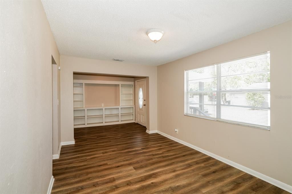 Active With Contract: $249,999 (3 beds, 2 baths, 1086 Square Feet)