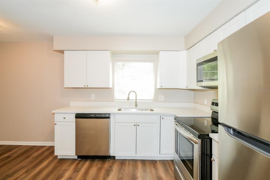 Active With Contract: $249,999 (3 beds, 2 baths, 1086 Square Feet)