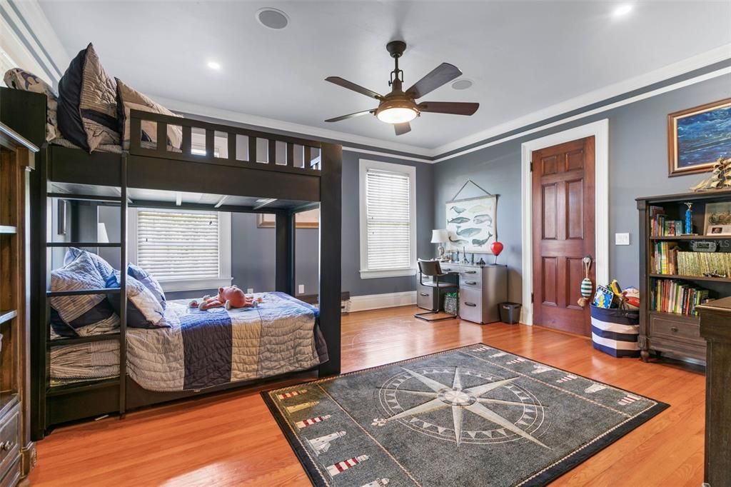 待售: $2,999,999 (6 贝兹, 6 浴室, 9436 平方英尺)