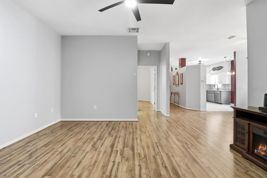 For Sale: $299,900 (2 beds, 2 baths, 1621 Square Feet)