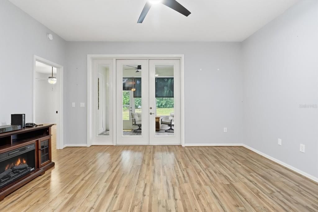 For Sale: $299,900 (2 beds, 2 baths, 1621 Square Feet)