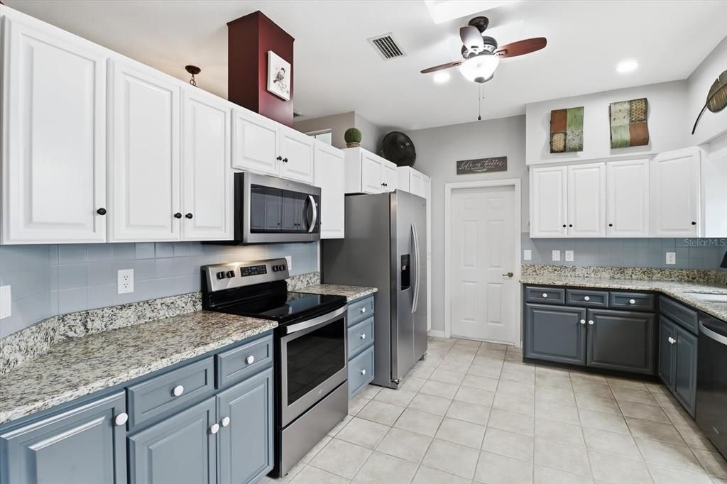For Sale: $299,900 (2 beds, 2 baths, 1621 Square Feet)