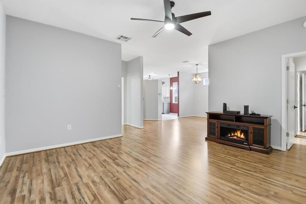 For Sale: $299,900 (2 beds, 2 baths, 1621 Square Feet)