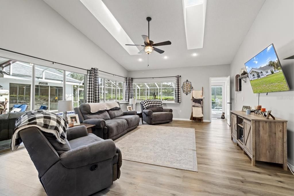 Под контрактом: $422,500 (3 спален, 3 ванн, 2672 Квадратных фут)