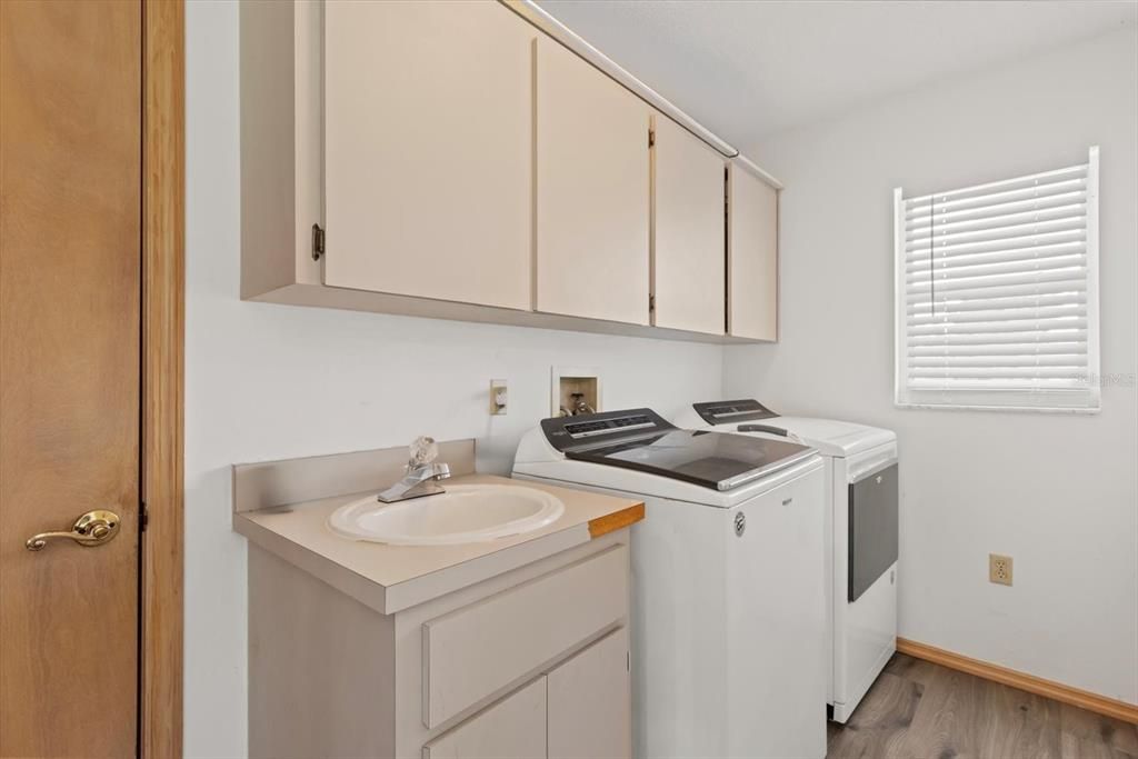 Под контрактом: $422,500 (3 спален, 3 ванн, 2672 Квадратных фут)