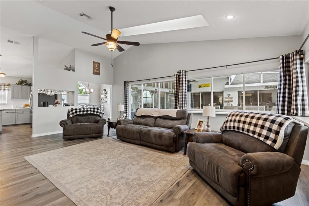 Под контрактом: $422,500 (3 спален, 3 ванн, 2672 Квадратных фут)