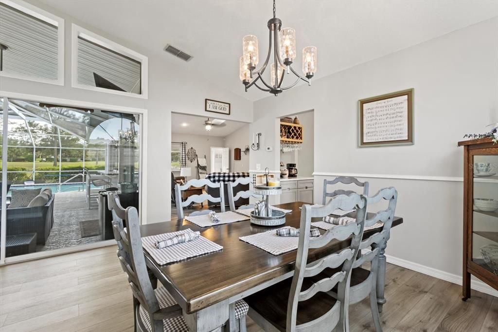 Под контрактом: $422,500 (3 спален, 3 ванн, 2672 Квадратных фут)