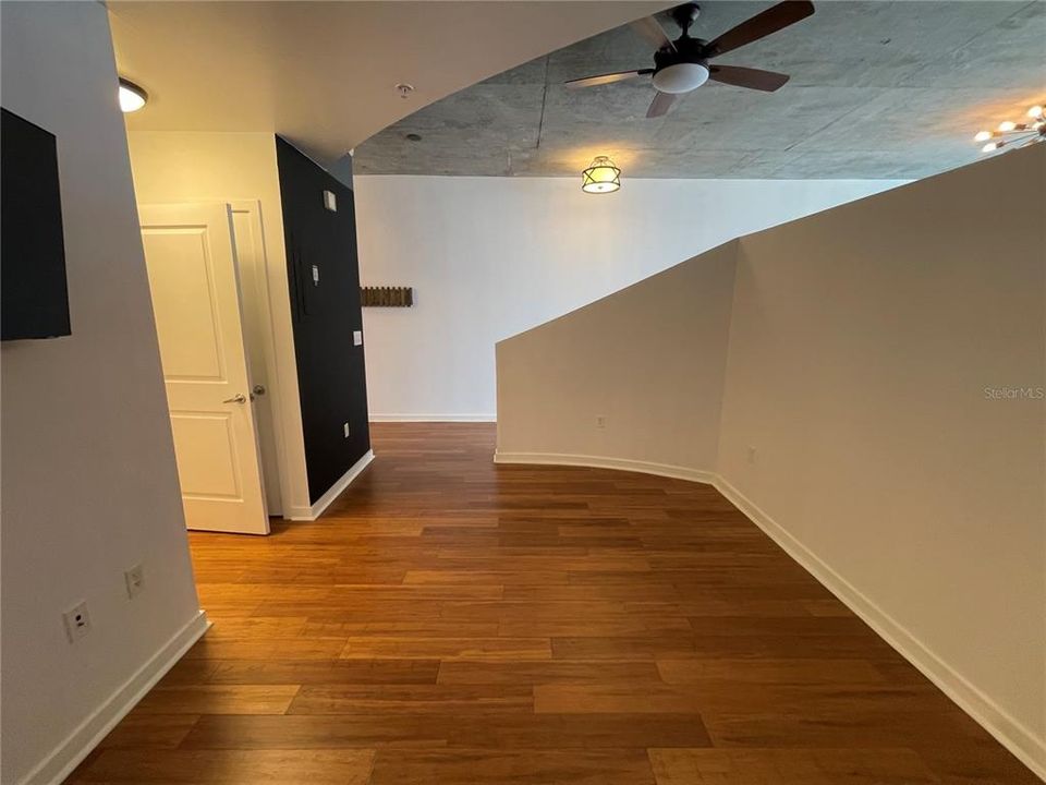 待售: $175,000 (1 贝兹, 1 浴室, 837 平方英尺)