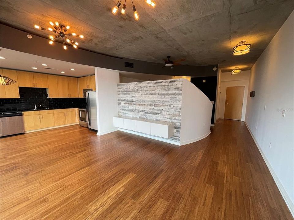 待售: $175,000 (1 贝兹, 1 浴室, 837 平方英尺)