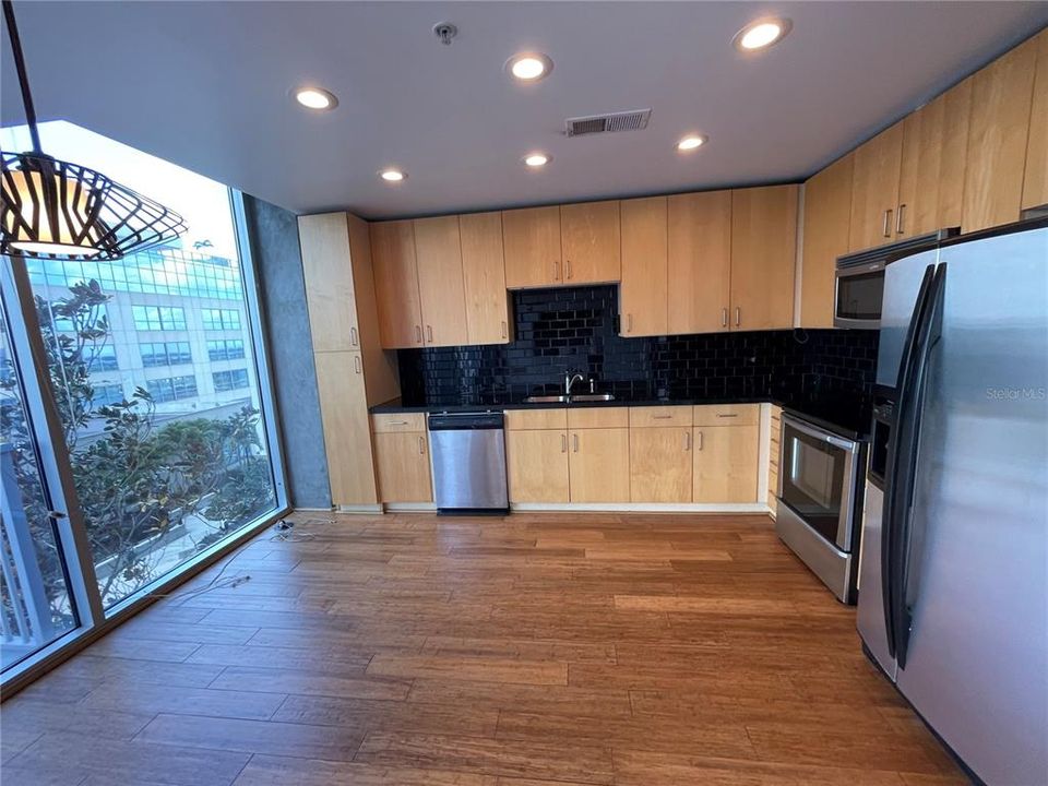 待售: $175,000 (1 贝兹, 1 浴室, 837 平方英尺)