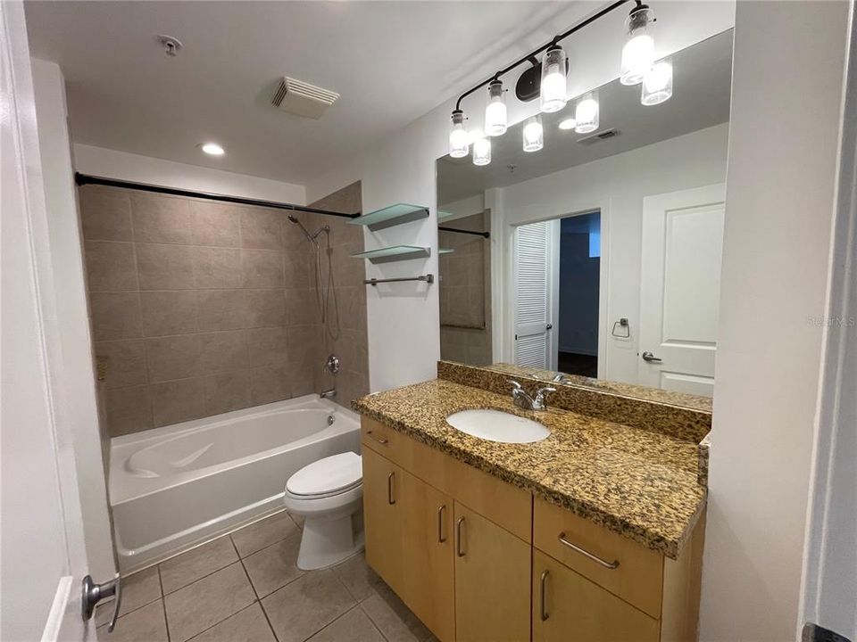 待售: $175,000 (1 贝兹, 1 浴室, 837 平方英尺)