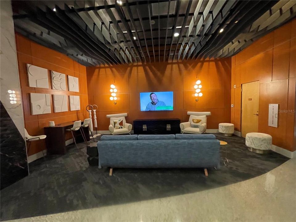 待售: $175,000 (1 贝兹, 1 浴室, 837 平方英尺)