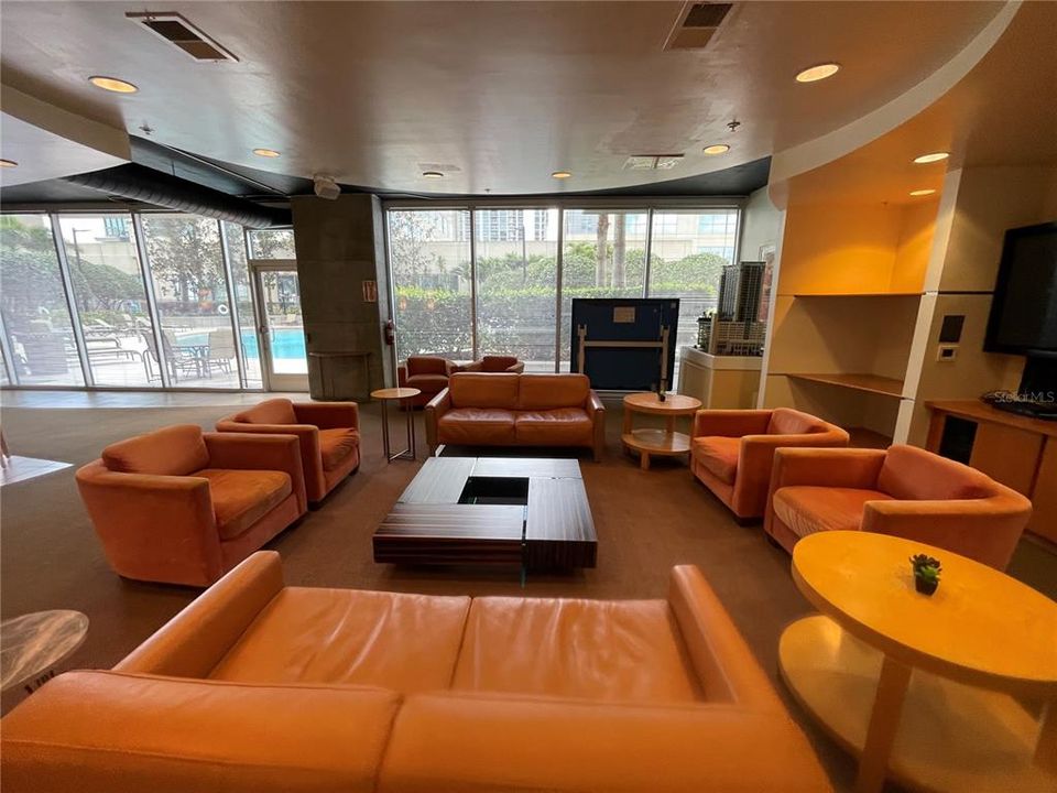 待售: $175,000 (1 贝兹, 1 浴室, 837 平方英尺)