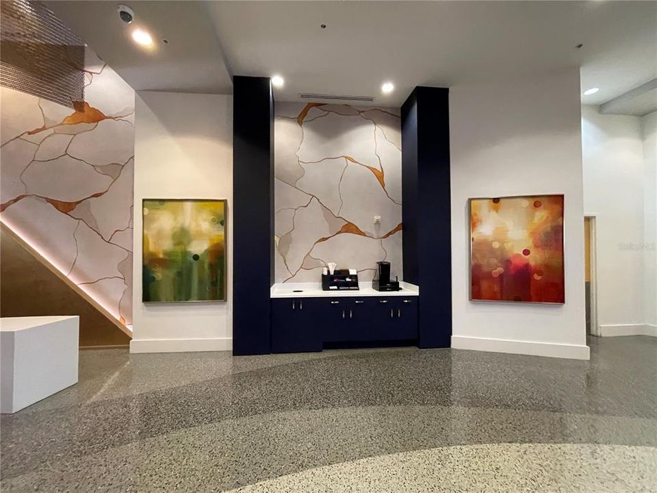 待售: $175,000 (1 贝兹, 1 浴室, 837 平方英尺)