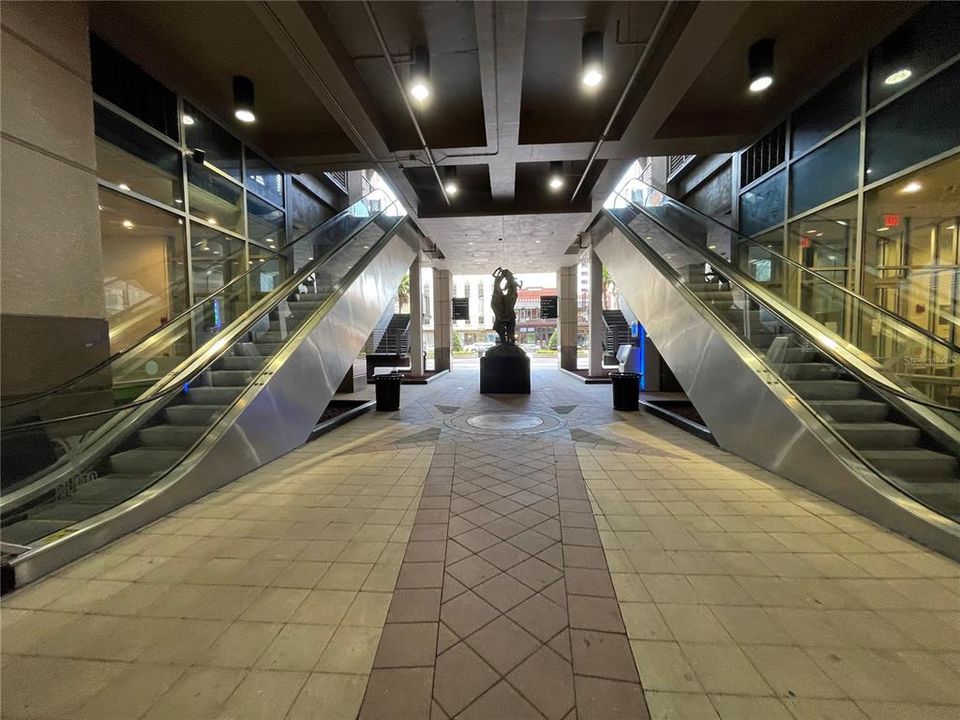 待售: $175,000 (1 贝兹, 1 浴室, 837 平方英尺)