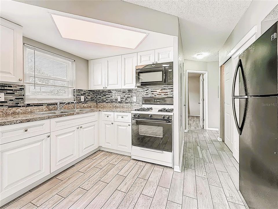 For Sale: $155,900 (2 beds, 1 baths, 765 Square Feet)