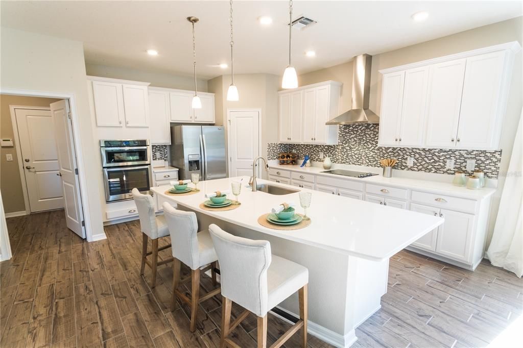 For Sale: $349,900 (2 beds, 2 baths, 1976 Square Feet)