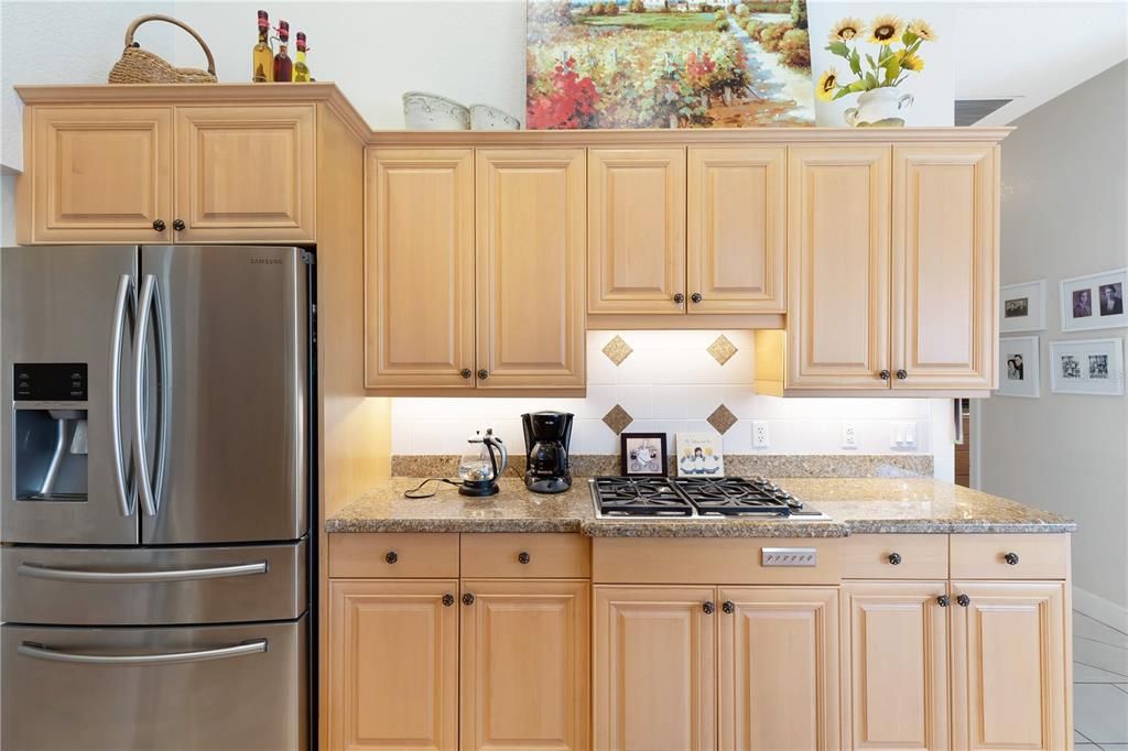 合同活跃: $849,000 (3 贝兹, 2 浴室, 2735 平方英尺)