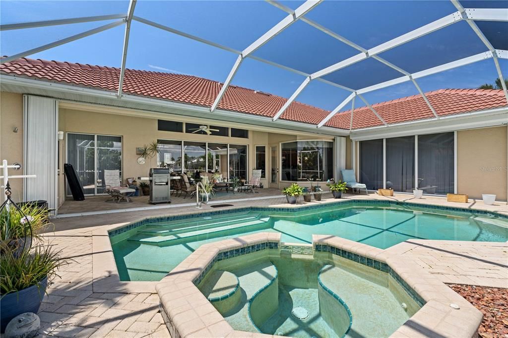 合同活跃: $849,000 (3 贝兹, 2 浴室, 2735 平方英尺)