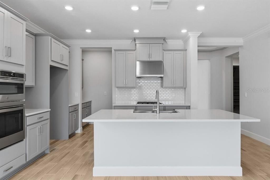 合同活跃: $550,119 (4 贝兹, 3 浴室, 2394 平方英尺)