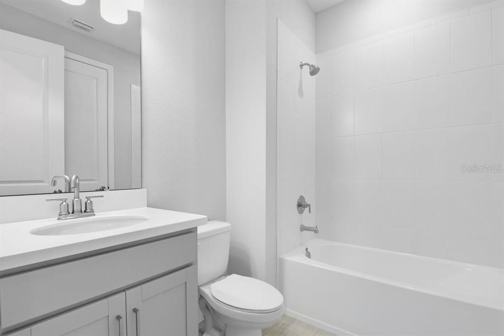 合同活跃: $550,119 (4 贝兹, 3 浴室, 2394 平方英尺)