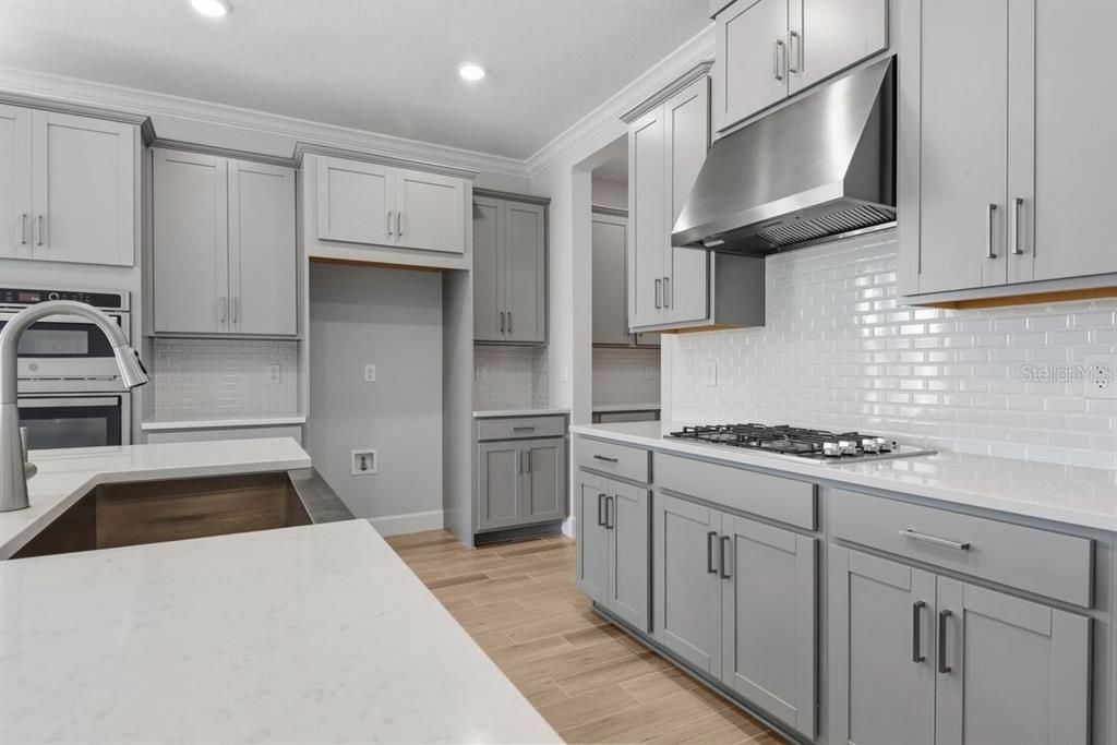 合同活跃: $550,119 (4 贝兹, 3 浴室, 2394 平方英尺)