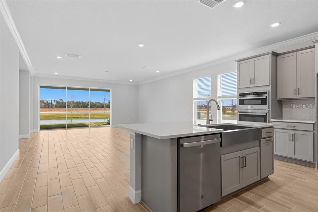 合同活跃: $550,119 (4 贝兹, 3 浴室, 2394 平方英尺)