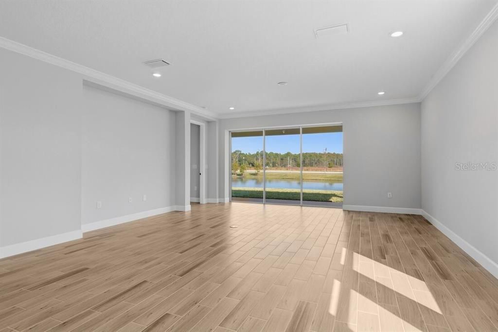 合同活跃: $550,119 (4 贝兹, 3 浴室, 2394 平方英尺)