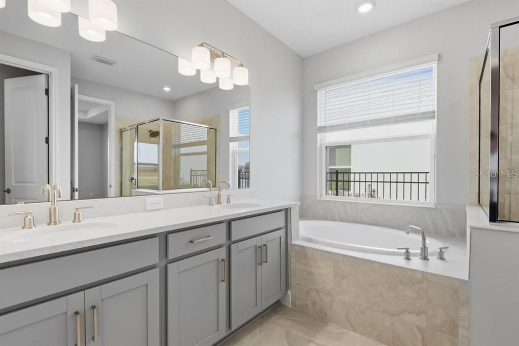 合同活跃: $550,119 (4 贝兹, 3 浴室, 2394 平方英尺)