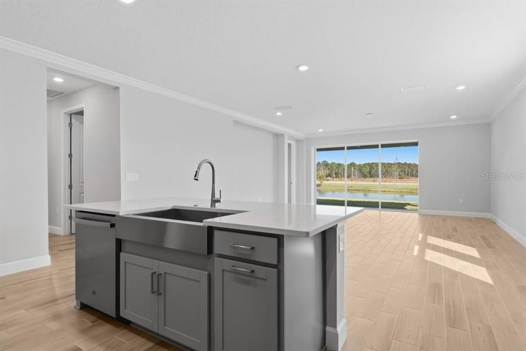 合同活跃: $550,119 (4 贝兹, 3 浴室, 2394 平方英尺)