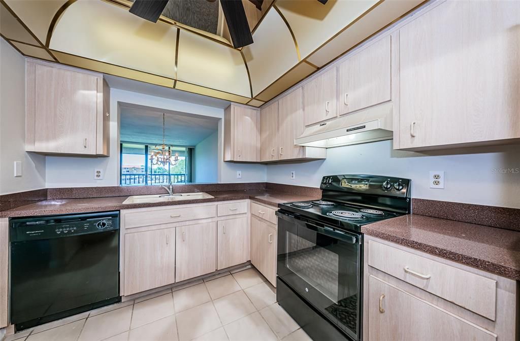 待售: $299,000 (2 贝兹, 2 浴室, 1065 平方英尺)