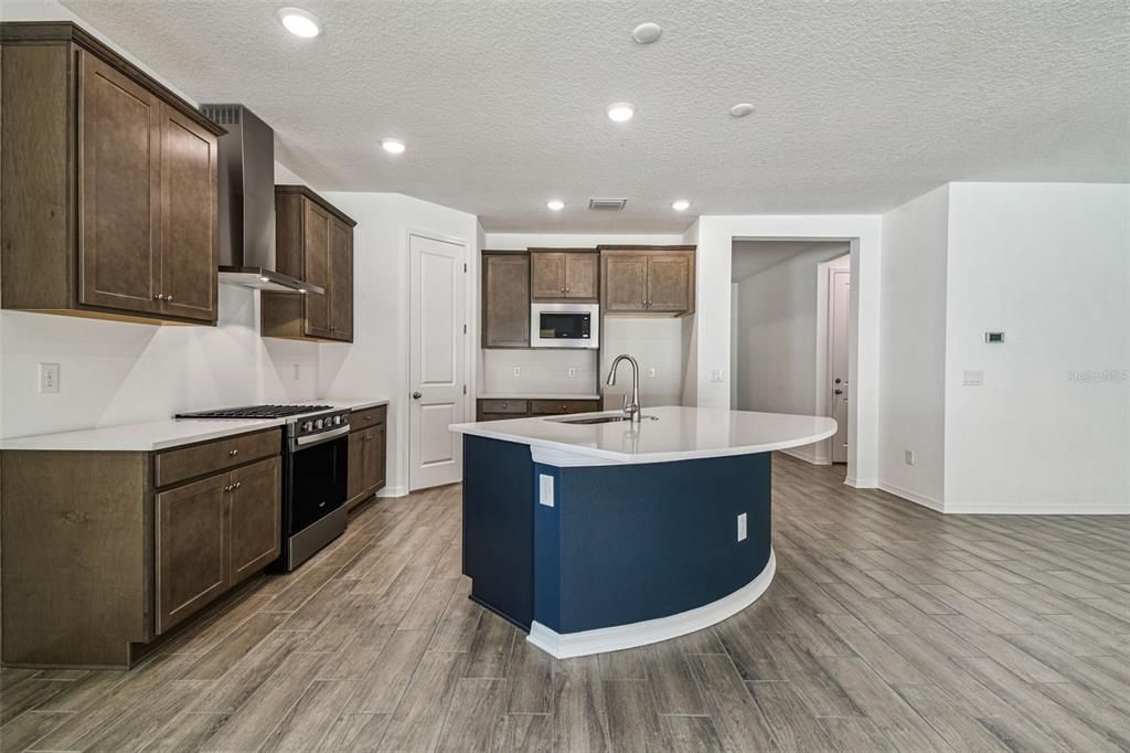 For Sale: $334,900 (2 beds, 2 baths, 1698 Square Feet)