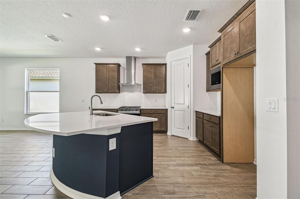 For Sale: $334,900 (2 beds, 2 baths, 1698 Square Feet)