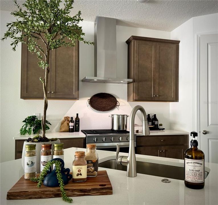 For Sale: $334,900 (2 beds, 2 baths, 1698 Square Feet)