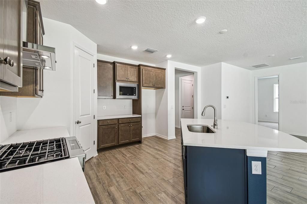 For Sale: $334,900 (2 beds, 2 baths, 1698 Square Feet)