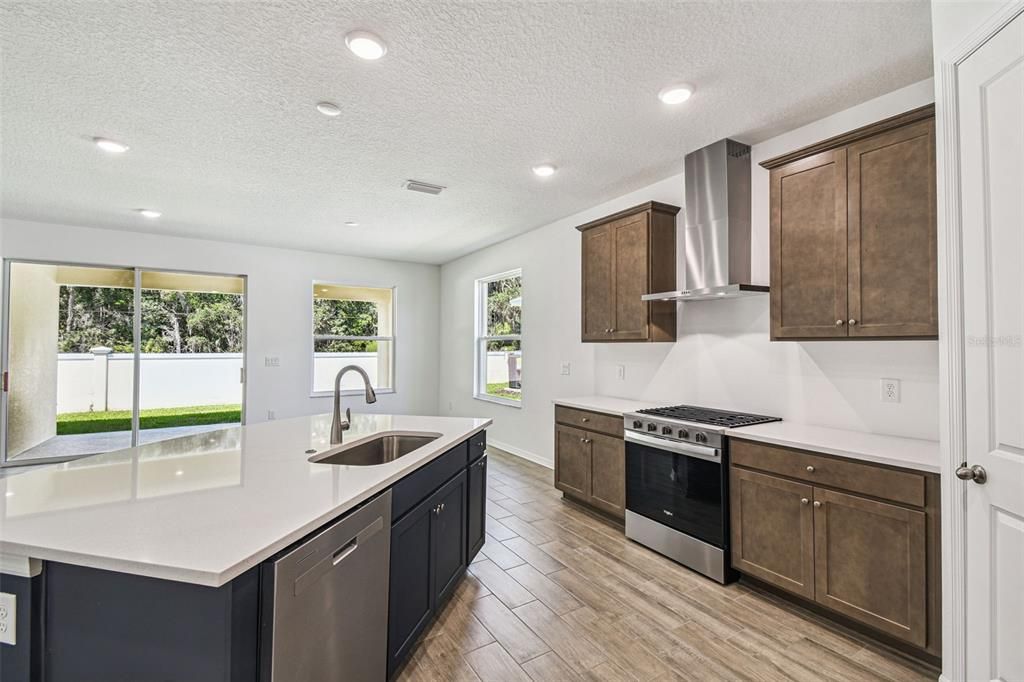 For Sale: $334,900 (2 beds, 2 baths, 1698 Square Feet)