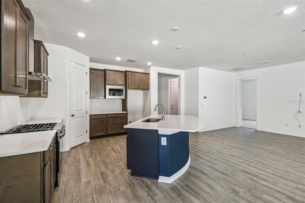 For Sale: $334,900 (2 beds, 2 baths, 1698 Square Feet)