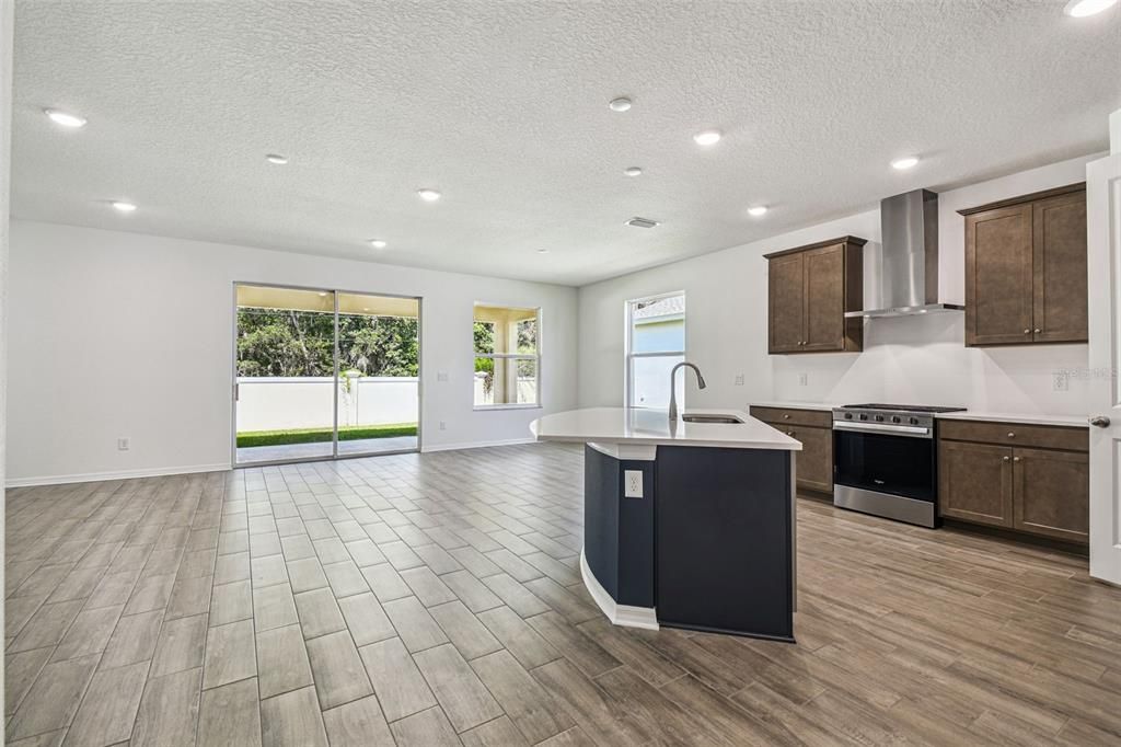 For Sale: $334,900 (2 beds, 2 baths, 1698 Square Feet)