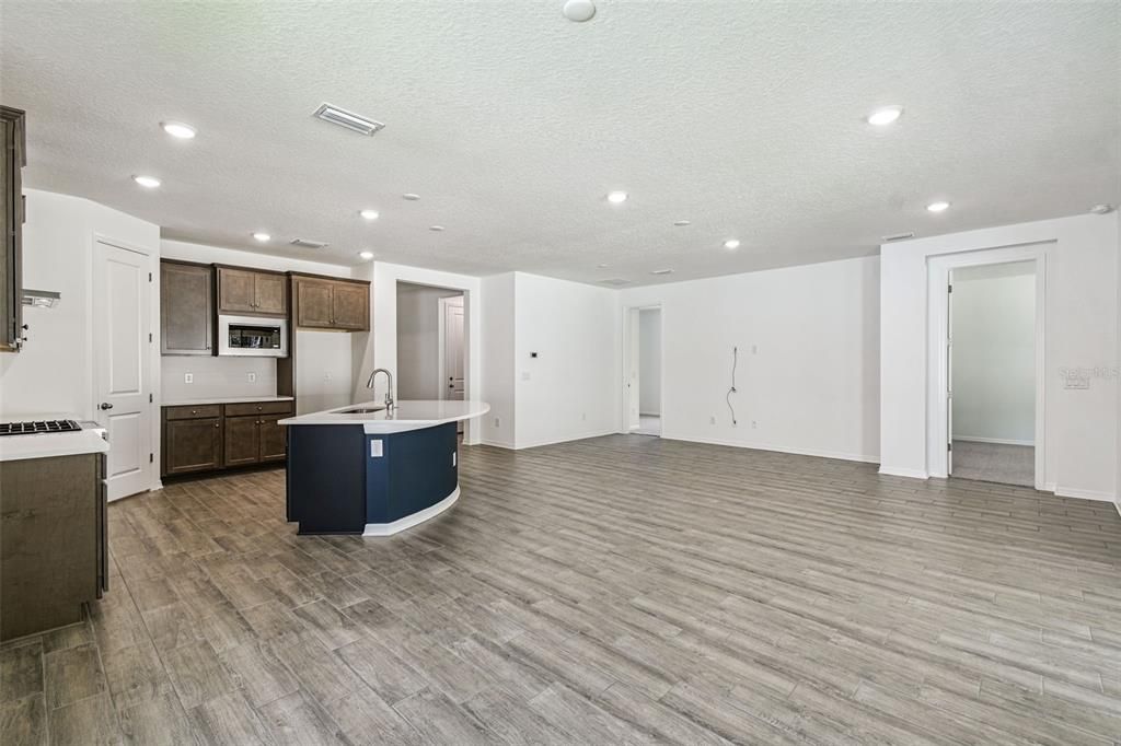 For Sale: $334,900 (2 beds, 2 baths, 1698 Square Feet)