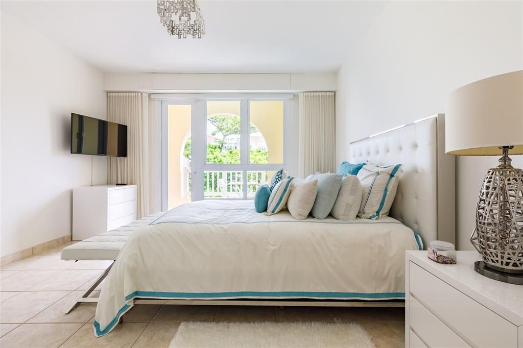 For Sale: $1,100,000 (3 beds, 3 baths, 1963 Square Feet)