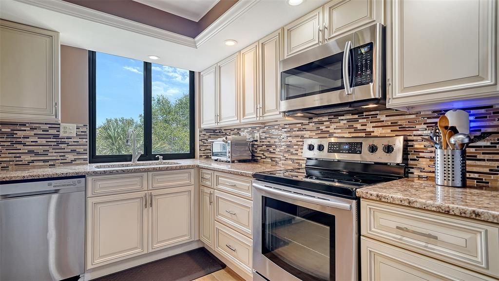 For Sale: $699,000 (2 beds, 2 baths, 1387 Square Feet)