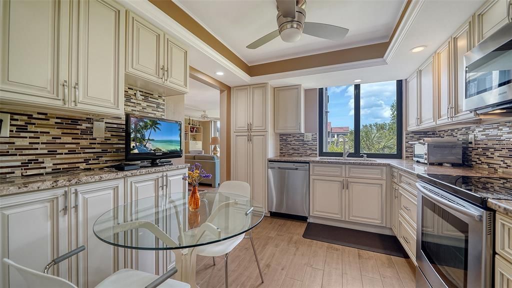 For Sale: $699,000 (2 beds, 2 baths, 1387 Square Feet)