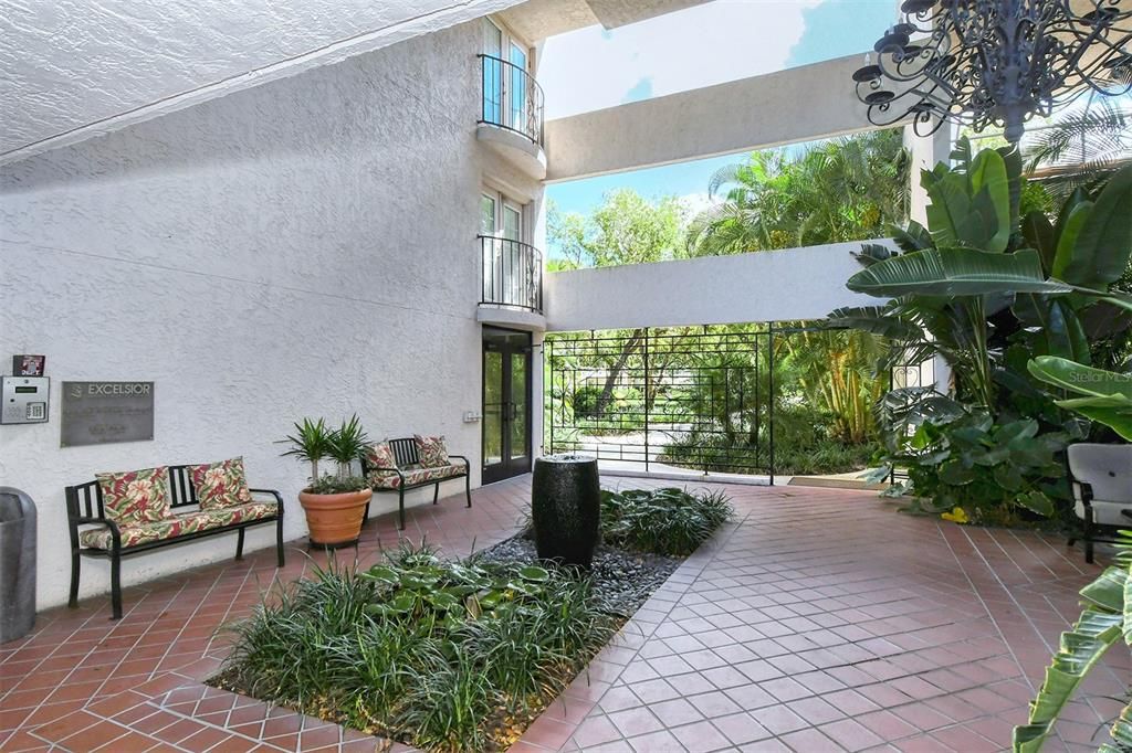 For Sale: $699,000 (2 beds, 2 baths, 1387 Square Feet)