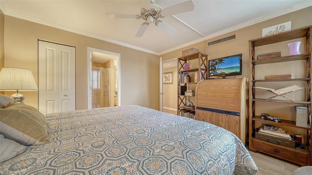 For Sale: $699,000 (2 beds, 2 baths, 1387 Square Feet)